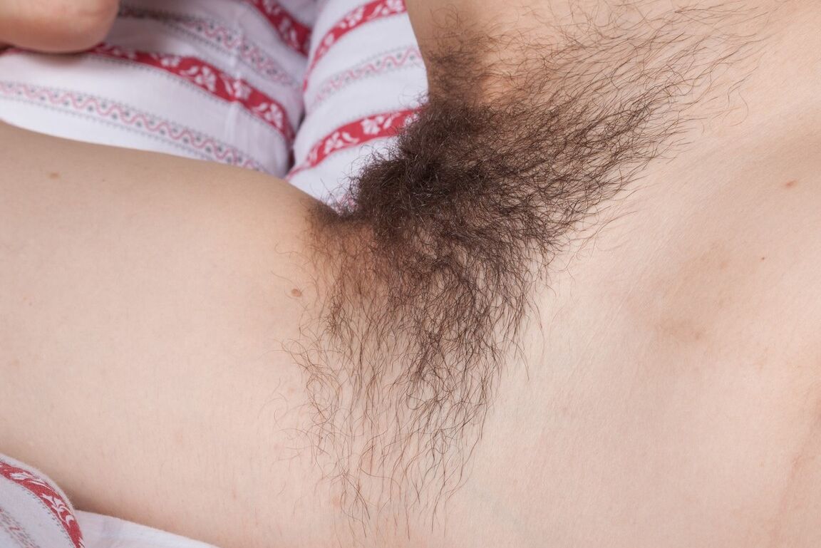16P Maduro peludo MILF Di Devi tira a roupa para espalhar seu castor extremamente peludo