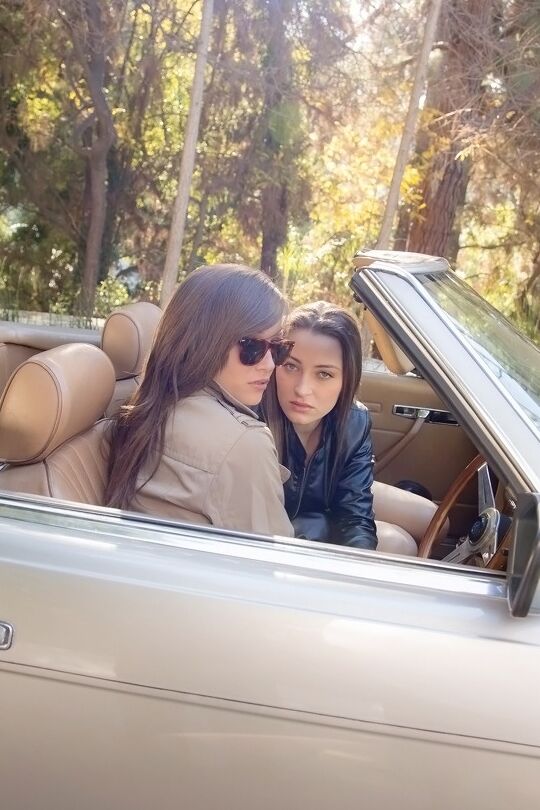 16P La sexy Dani Daniels besándose con su amiga lesbiana al aire libre