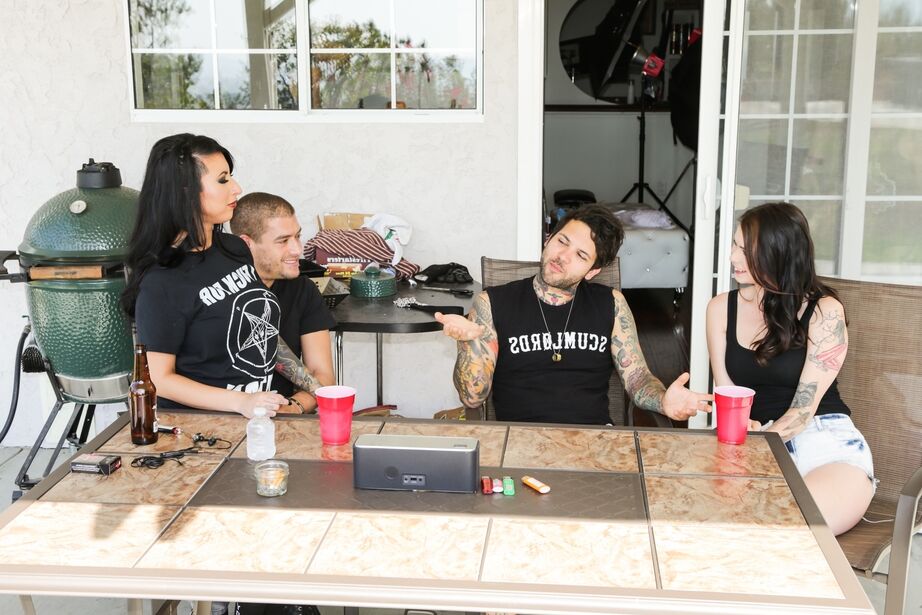 16P Joanna Angel e sua namorada tatuada tomam alguns drinks antes de se deliciar com 3some