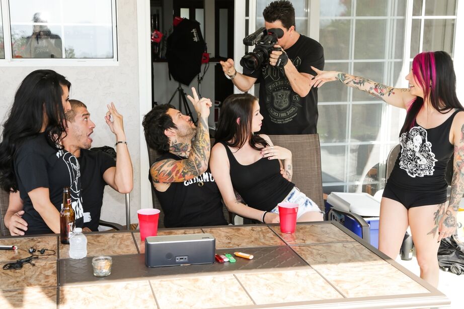 16P Joanna Angel e sua namorada tatuada tomam alguns drinks antes de se deliciar com 3some
