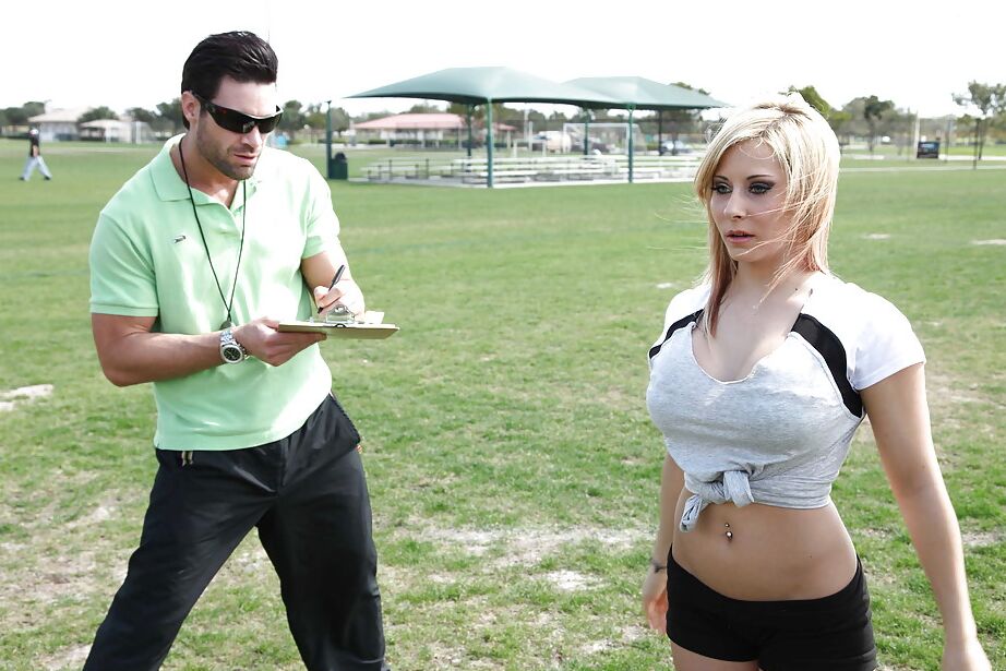 16P Sport Babe mit riesigen Brüsten Madison Ivy wird in der Umkleidekabine gefickt