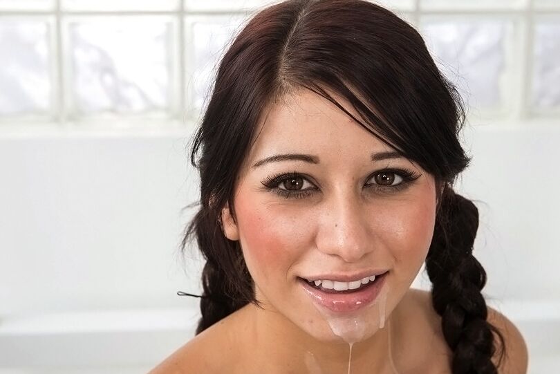 16P A gracinha latina esportiva é fodida hardcore e recebe um tratamento facial cremoso