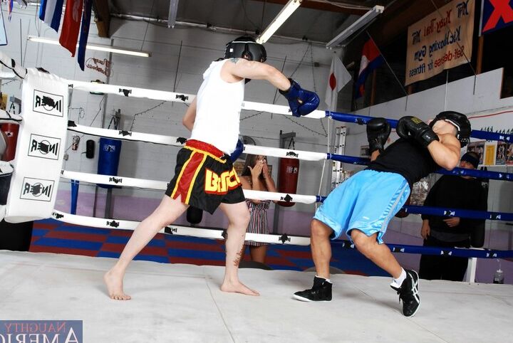 16P La increíblemente caliente Rachel Roxxx follando duro en la pista de boxeo