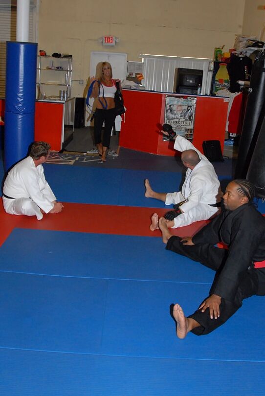 16P Treino de artes marciais acaba com sexo com a famosa milf peituda