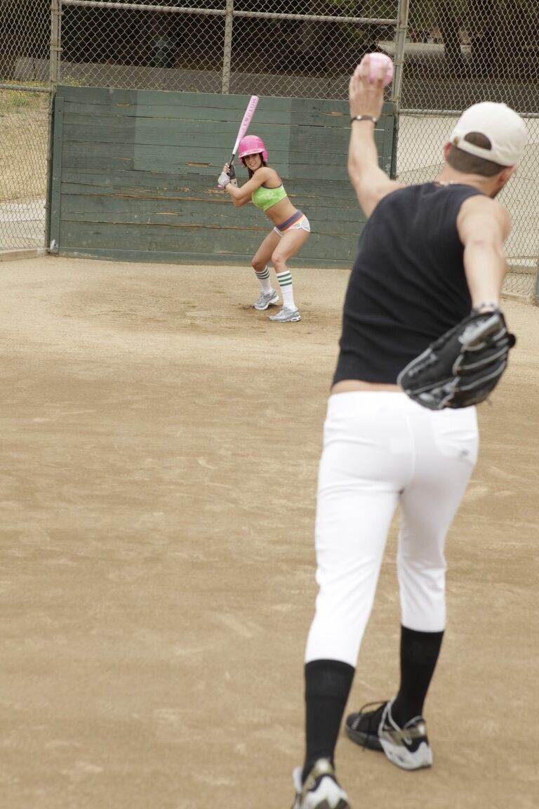 17P La petite MILF brune Rachel Roxx séduit son entraîneur de baseball pour une baise hard