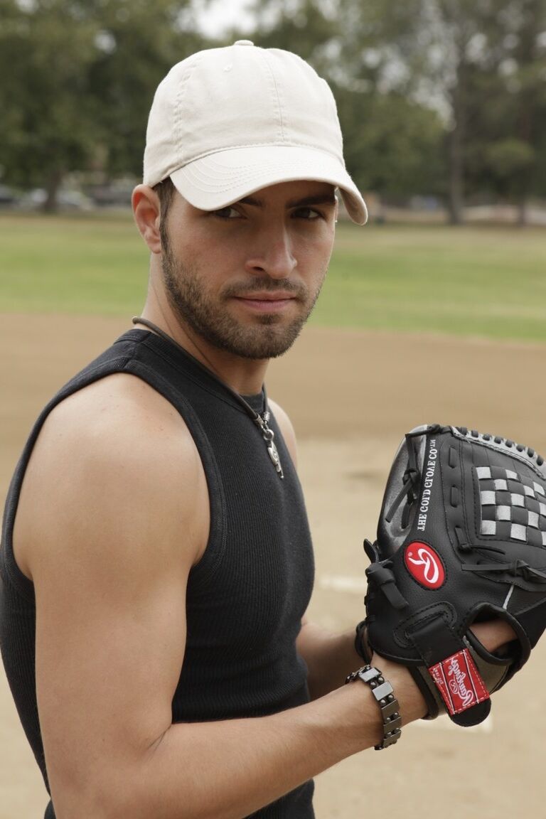 17P La petite MILF brune Rachel Roxx séduit son entraîneur de baseball pour une baise hard