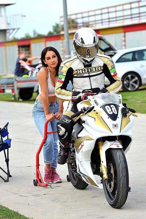 12P A adolescente atraente Ginebra Bellucci seduz um motociclista em sua garagem