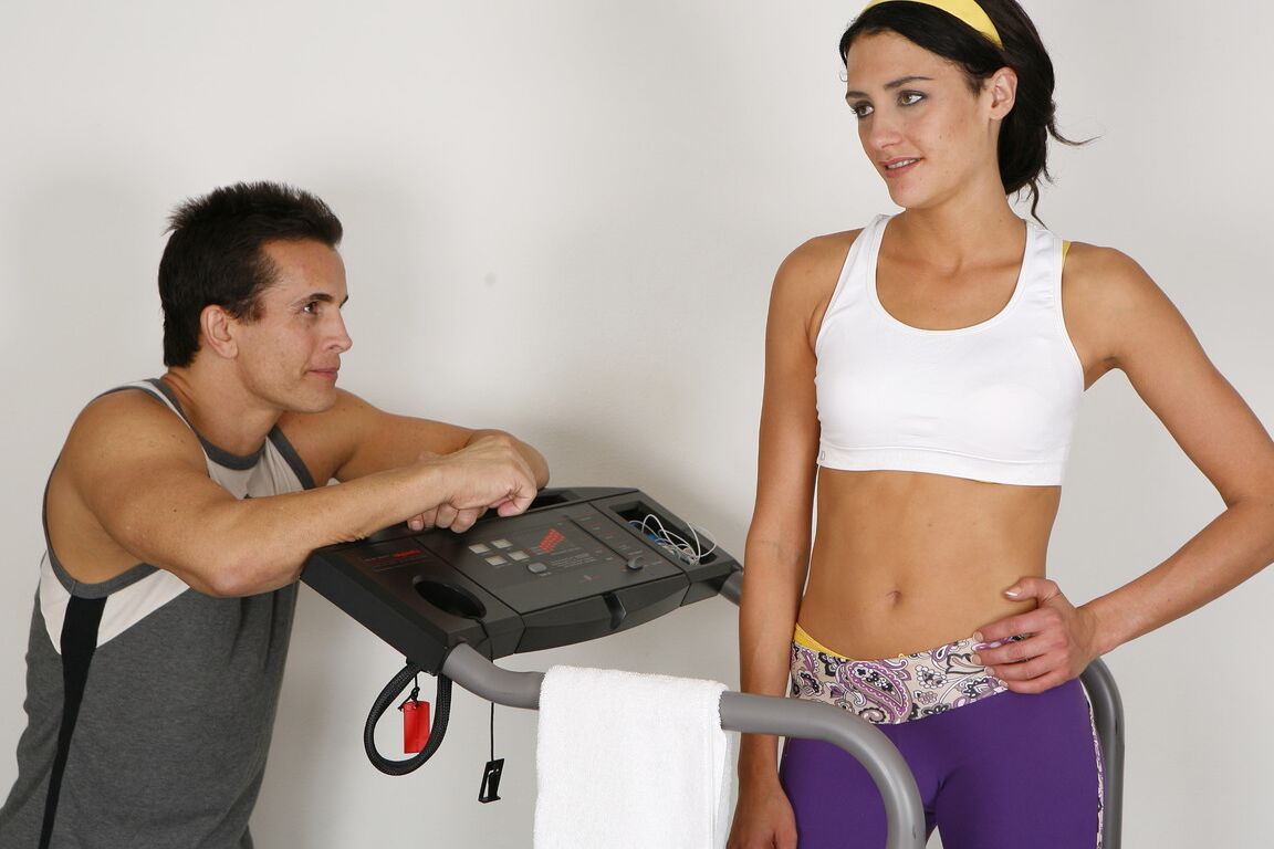 18P A garota em forma Eva Sinn vai de buceta à boca com seu personal trainer