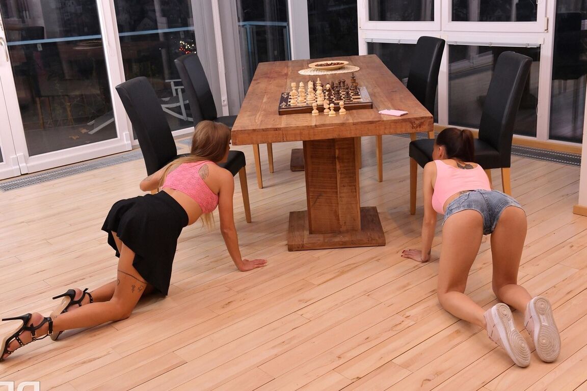 Mundo pornô 21P Ashley Woods, Silvia Dellai