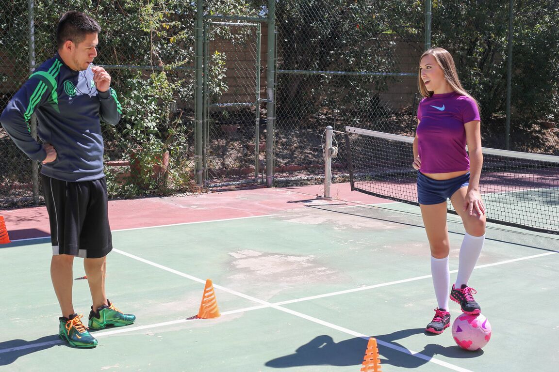 21P La adolescente estadounidense tetona Kimber Lee monta la gruesa polla de su entrenador de fútbol