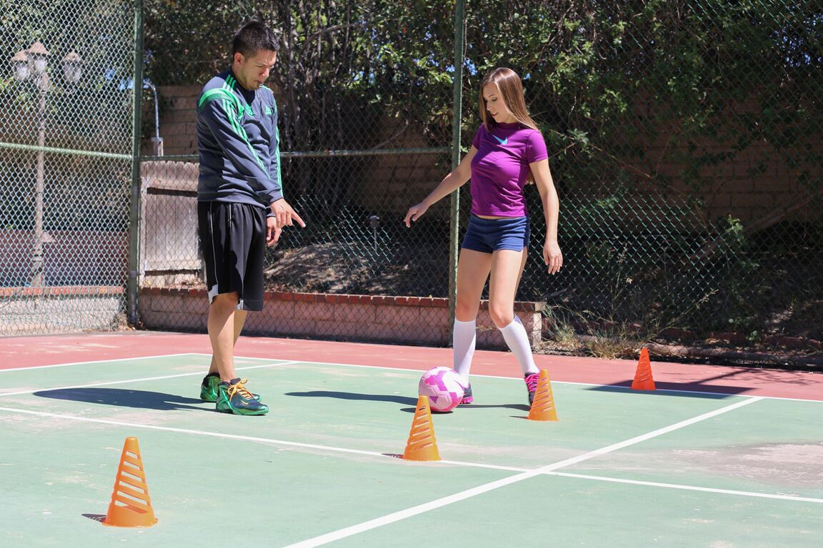21P La adolescente estadounidense tetona Kimber Lee monta la gruesa polla de su entrenador de fútbol