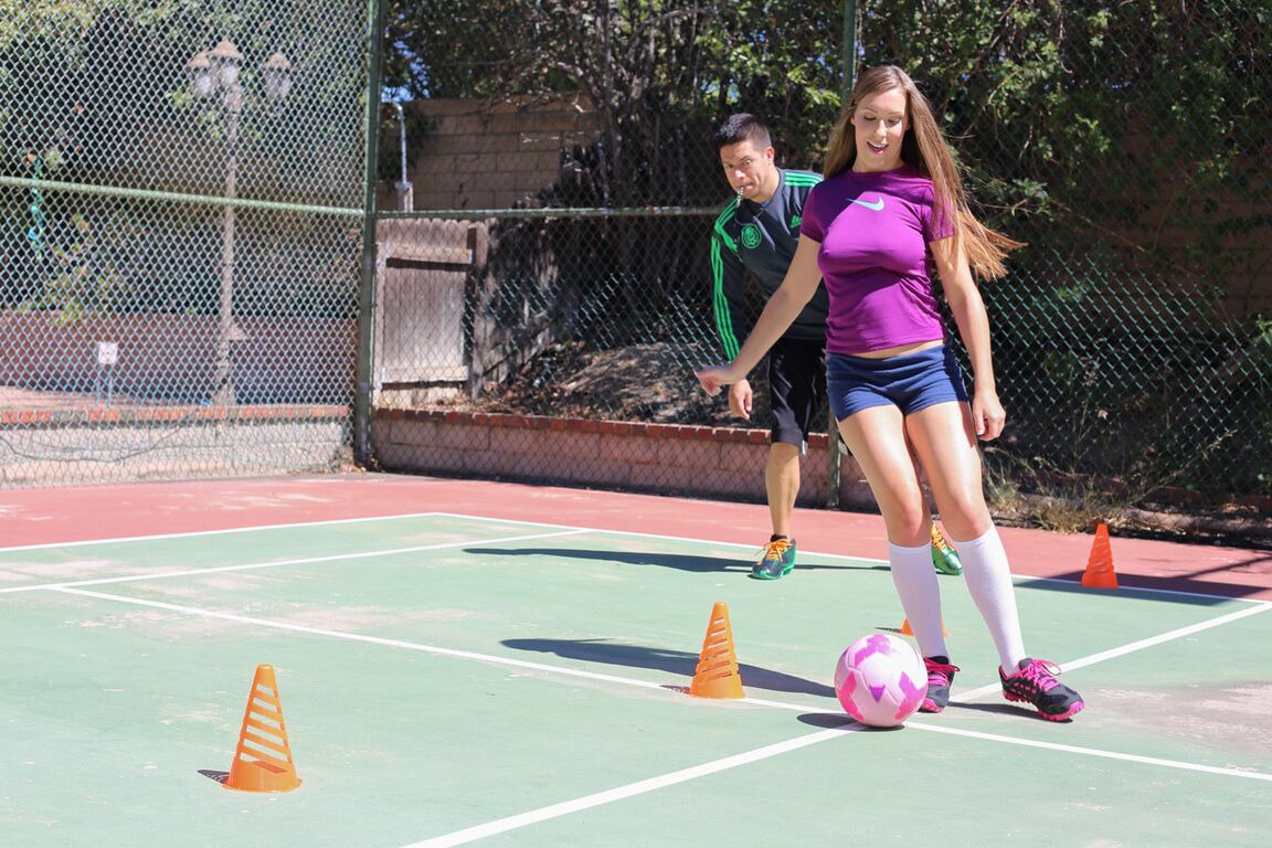 21P La adolescente estadounidense tetona Kimber Lee monta la gruesa polla de su entrenador de fútbol