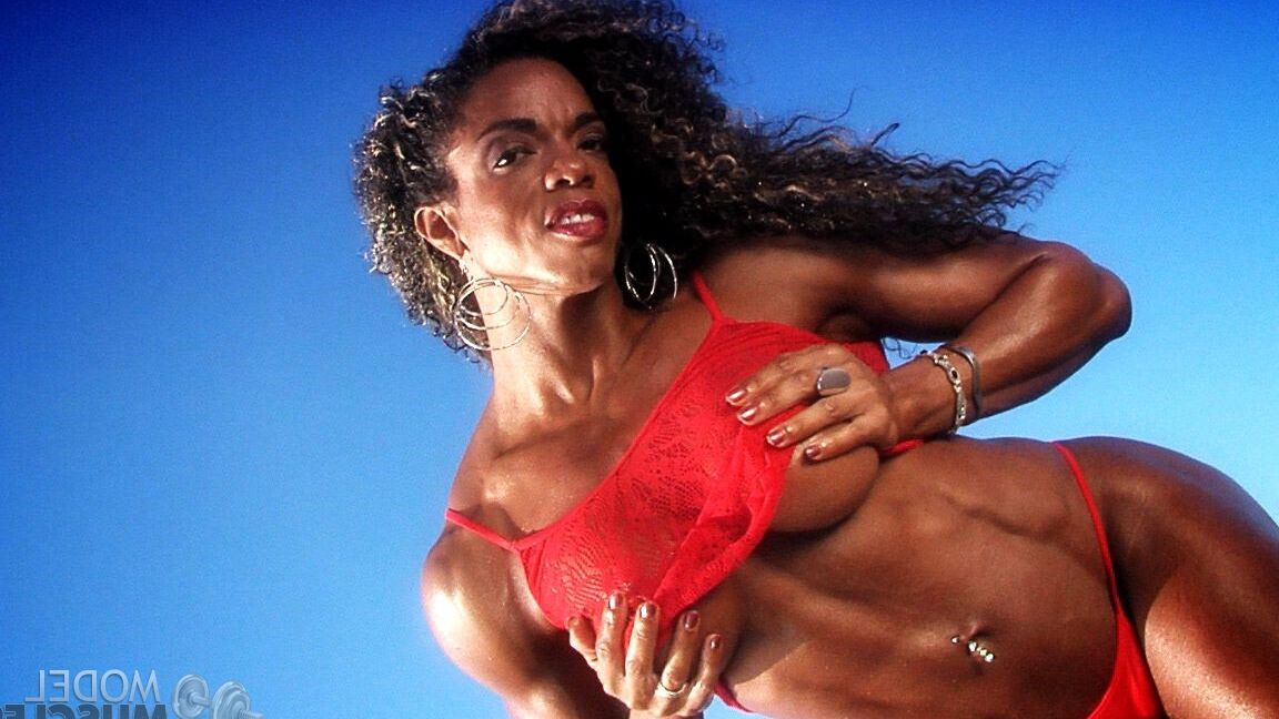 21P A fisiculturista Alexis Ellis exibindo seus grandes músculos em lingerie vermelha ao ar livre