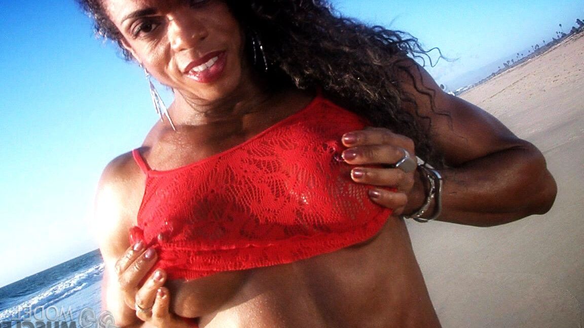 21P A fisiculturista Alexis Ellis exibindo seus grandes músculos em lingerie vermelha ao ar livre