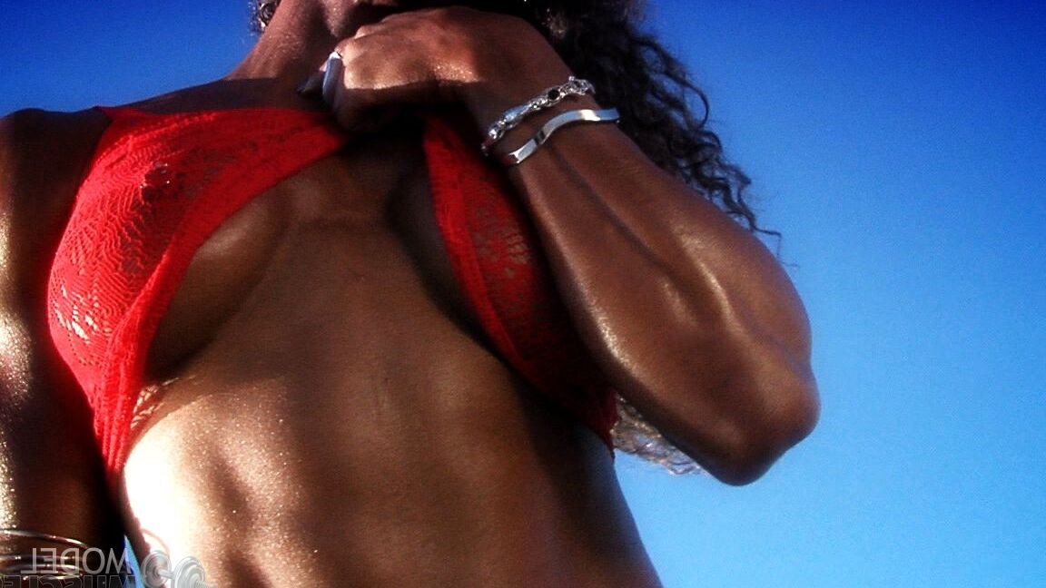21P A fisiculturista Alexis Ellis exibindo seus grandes músculos em lingerie vermelha ao ar livre