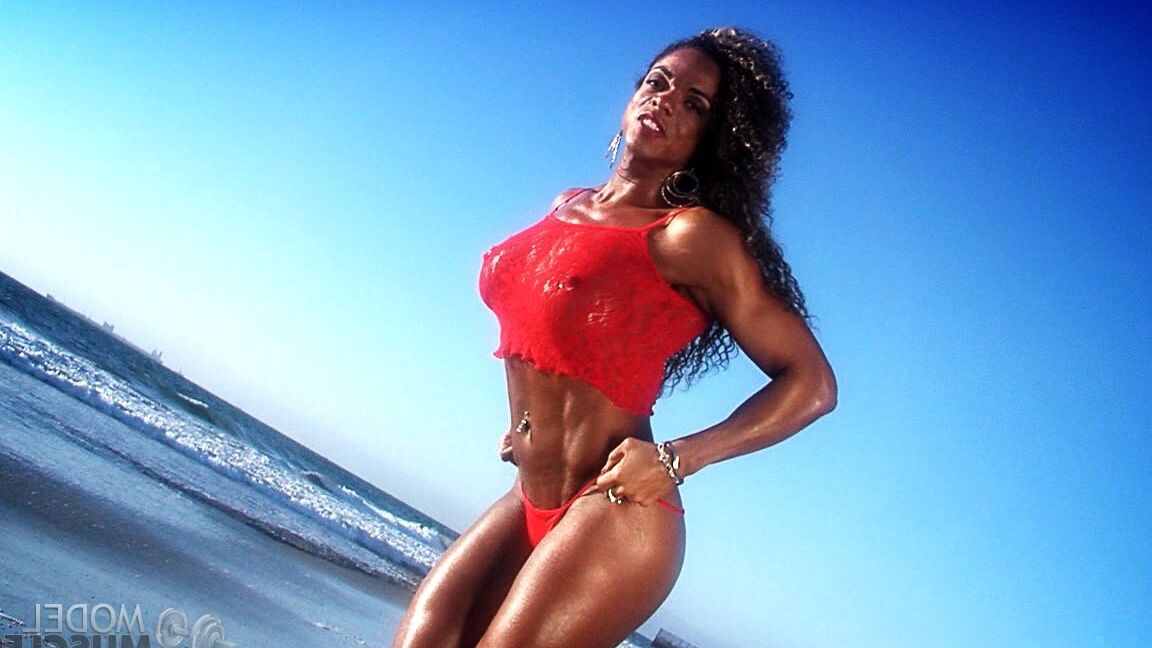 21P A fisiculturista Alexis Ellis exibindo seus grandes músculos em lingerie vermelha ao ar livre