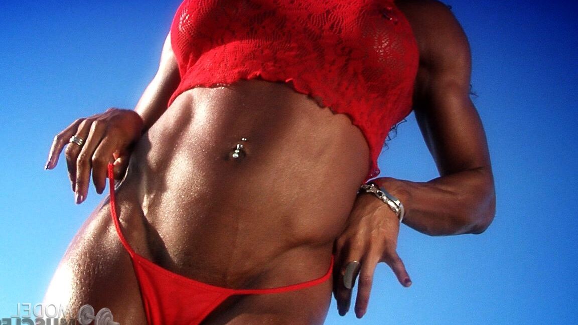 21P A fisiculturista Alexis Ellis exibindo seus grandes músculos em lingerie vermelha ao ar livre