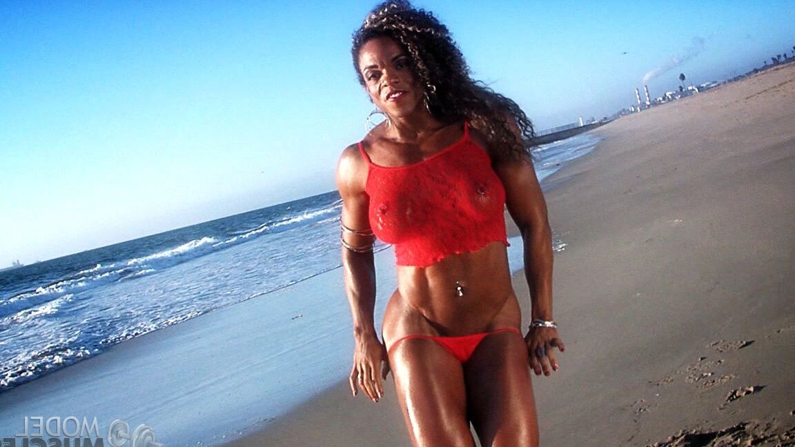 21P A fisiculturista Alexis Ellis exibindo seus grandes músculos em lingerie vermelha ao ar livre