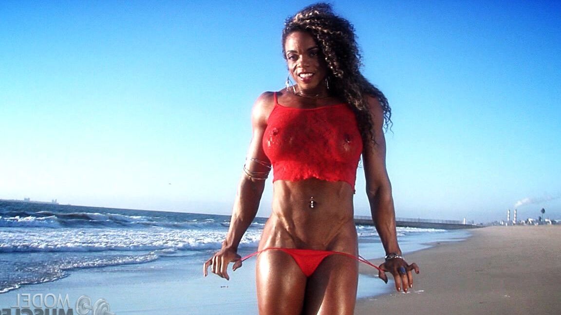 21P A fisiculturista Alexis Ellis exibindo seus grandes músculos em lingerie vermelha ao ar livre