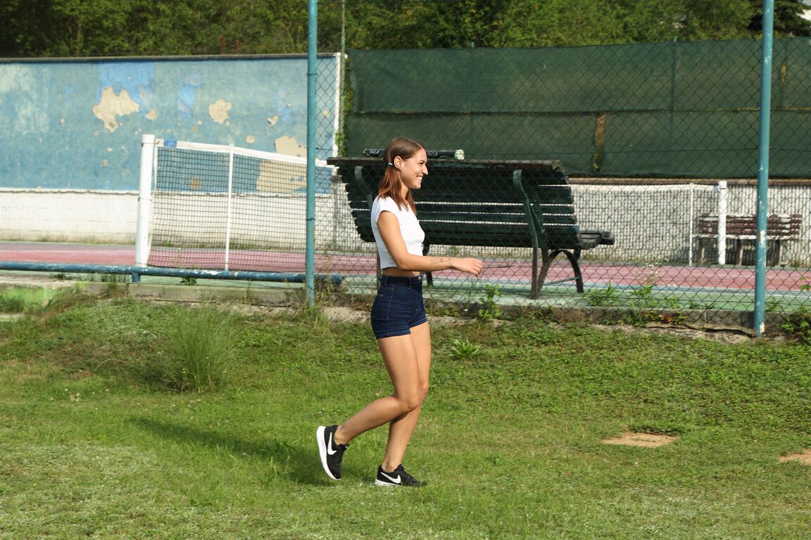21P La brune Eveline Dellai doigte une jolie adolescente lesbienne maigre en plein air
