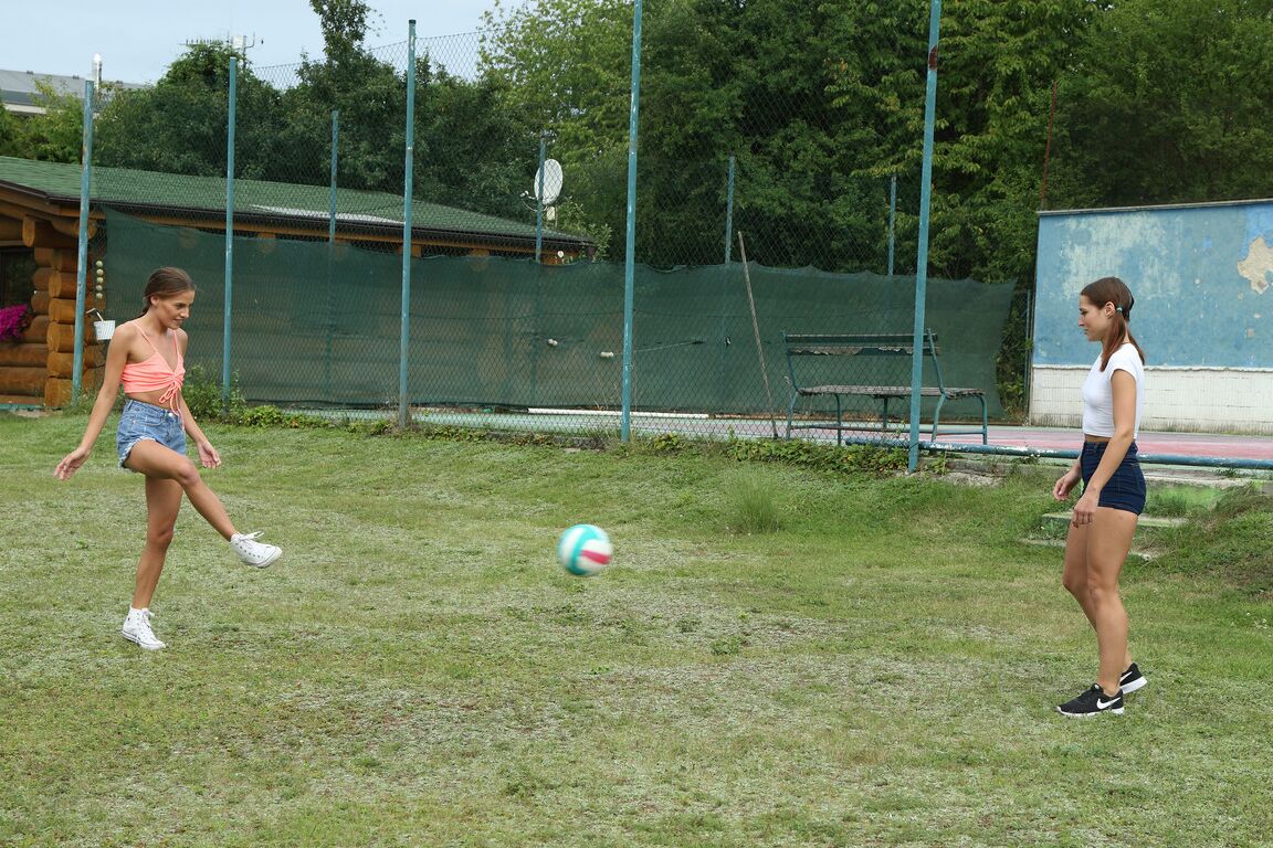 21P La brune Eveline Dellai doigte une jolie adolescente lesbienne maigre en plein air
