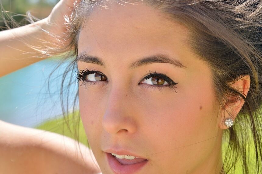 16P Wonderful teen Natalie enjoys pleasing herself in public