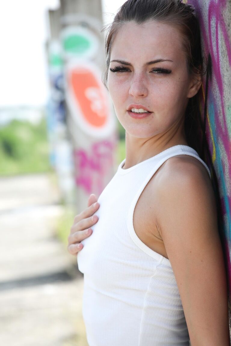 21P La flaca joven checa Cindy Shine se desnuda