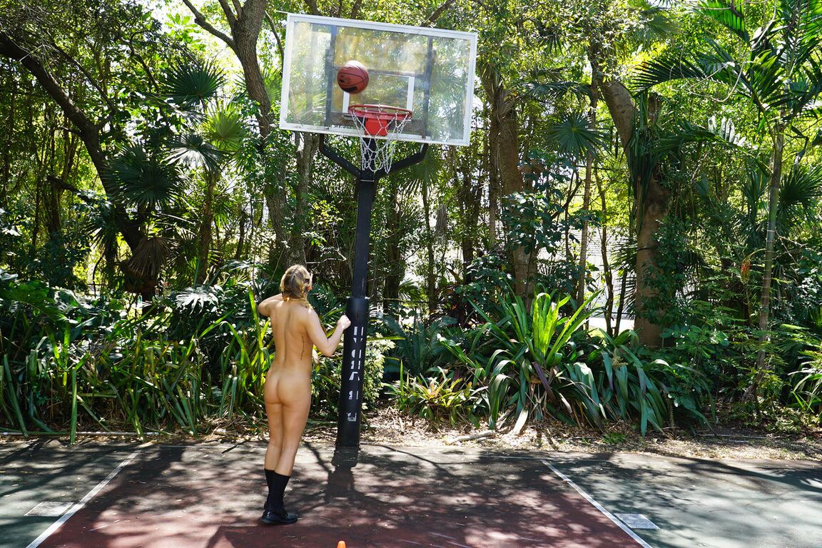 21P O jogador de basquete gostoso Carter Cruise tira a roupa e bate no pau grosso na quadra