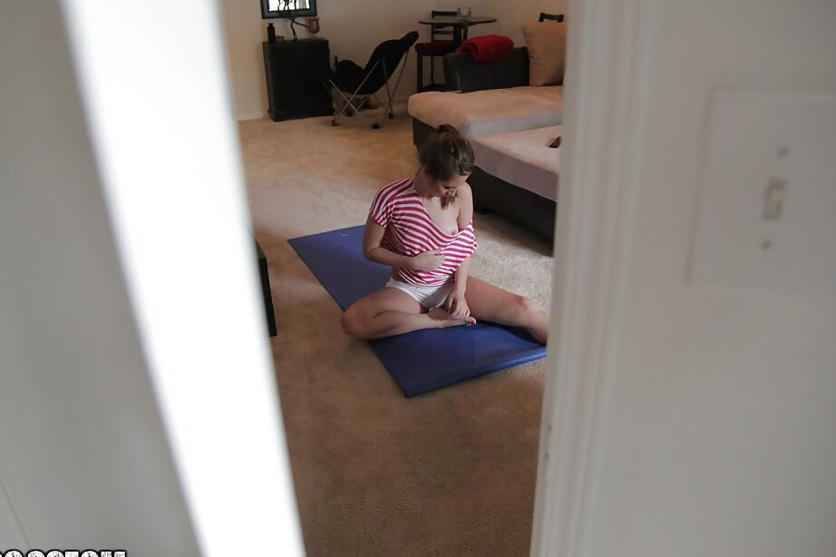 16P La adolescente flexible Rina Ryder revela sus pequeñas tetas mientras practica yoga