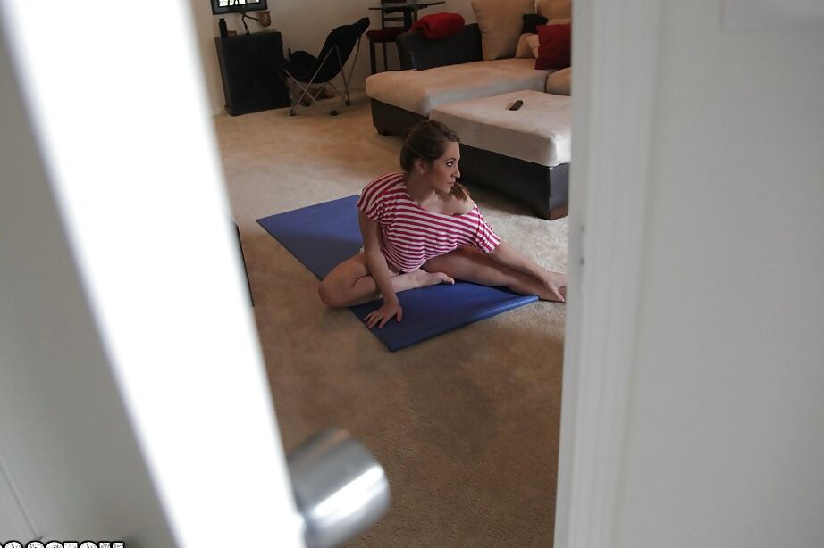 16P La adolescente flexible Rina Ryder revela sus pequeñas tetas mientras practica yoga