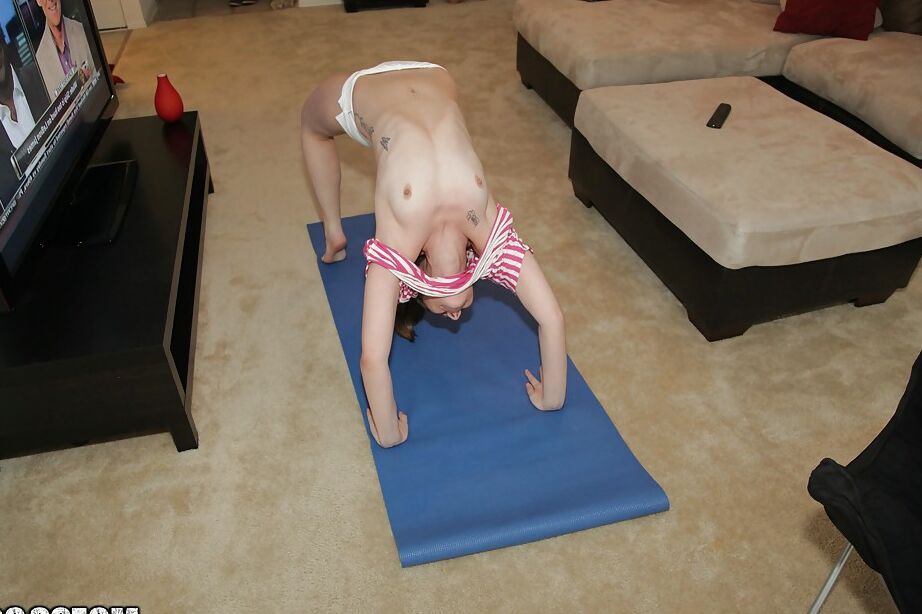 16P La adolescente flexible Rina Ryder revela sus pequeñas tetas mientras practica yoga
