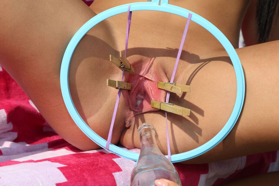 16P A adolescente magrinha Ana Rose tem sua buceta rosa presa em uma quadra de tênis por uma lésbica