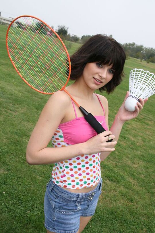 16P Junges Babe in sexy Shorts Ellie Idol posiert im Freien und spreizt die Muschi