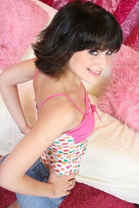 16P Junges Babe in sexy Shorts Ellie Idol posiert im Freien und spreizt die Muschi