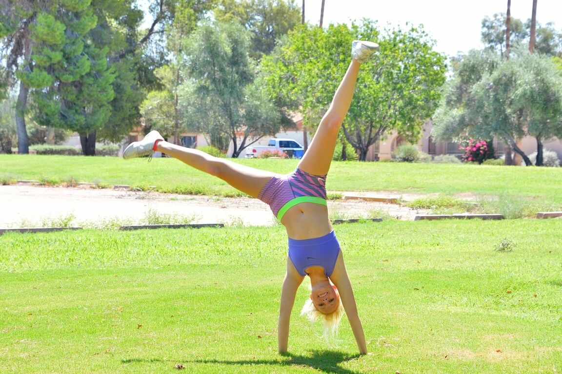 15P Adolescente rubia en forma descubre su culo en el parque antes de jugar con su chocho en el camino a casa