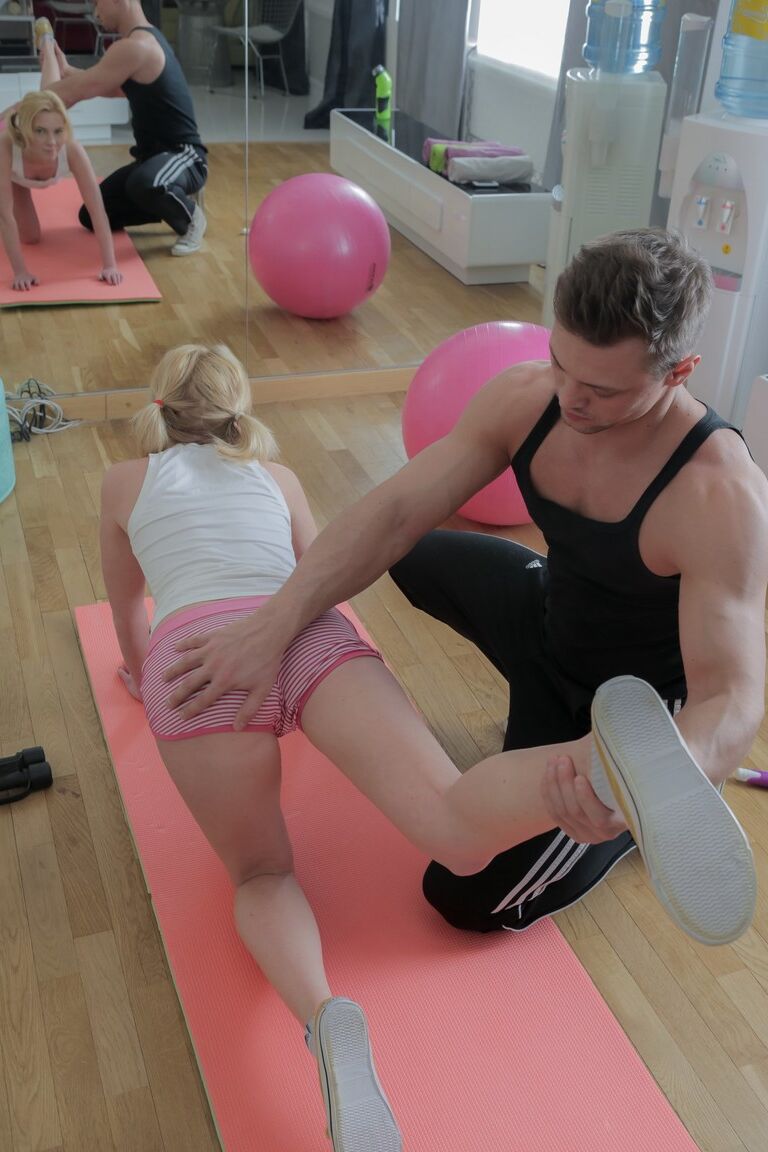 21P La jeune sexy Angie Koks abandonne l'entraînement physique pour du sexe hardcore avec une grosse bite
