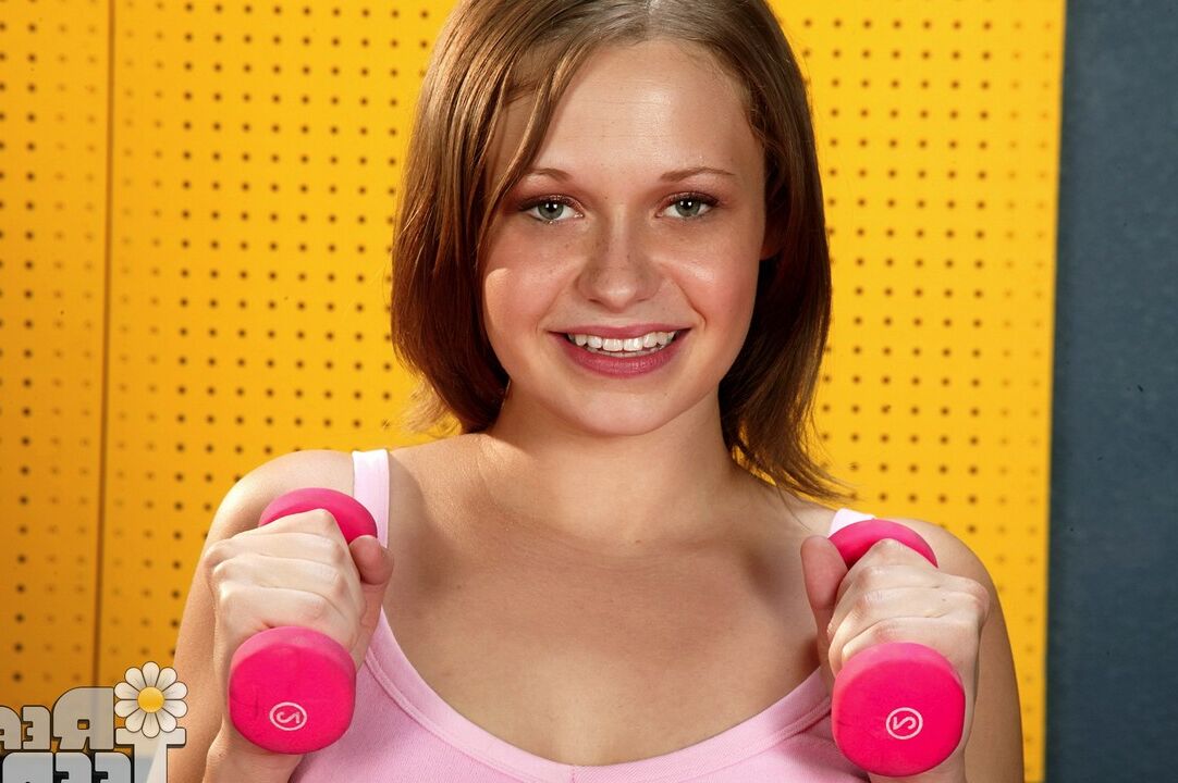 12P De vraies adolescentes blonde jouent avec un gode