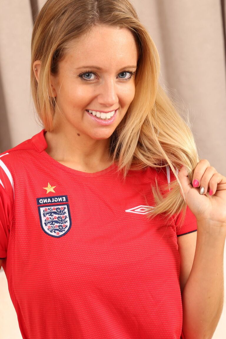 21P Suzi, la sexy esposa del futbolista, muestra sus tetas y posa en pantalones cortos