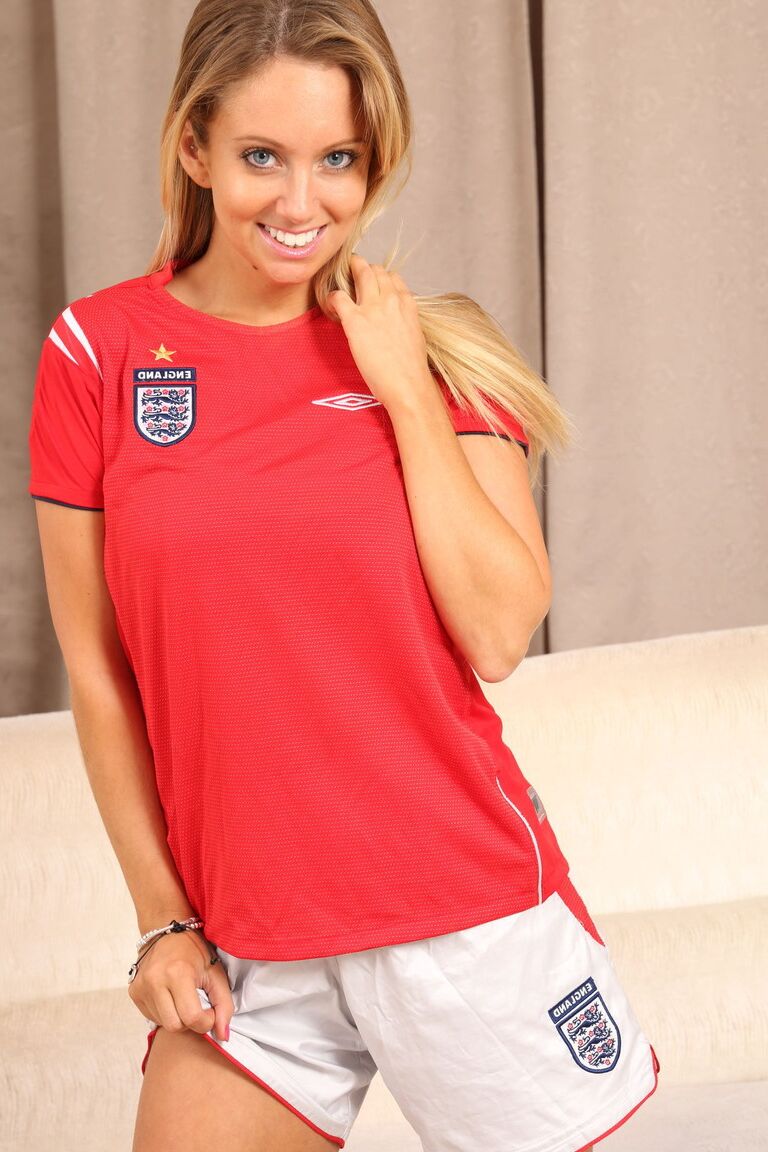 21P Suzi, la sexy esposa del futbolista, muestra sus tetas y posa en pantalones cortos