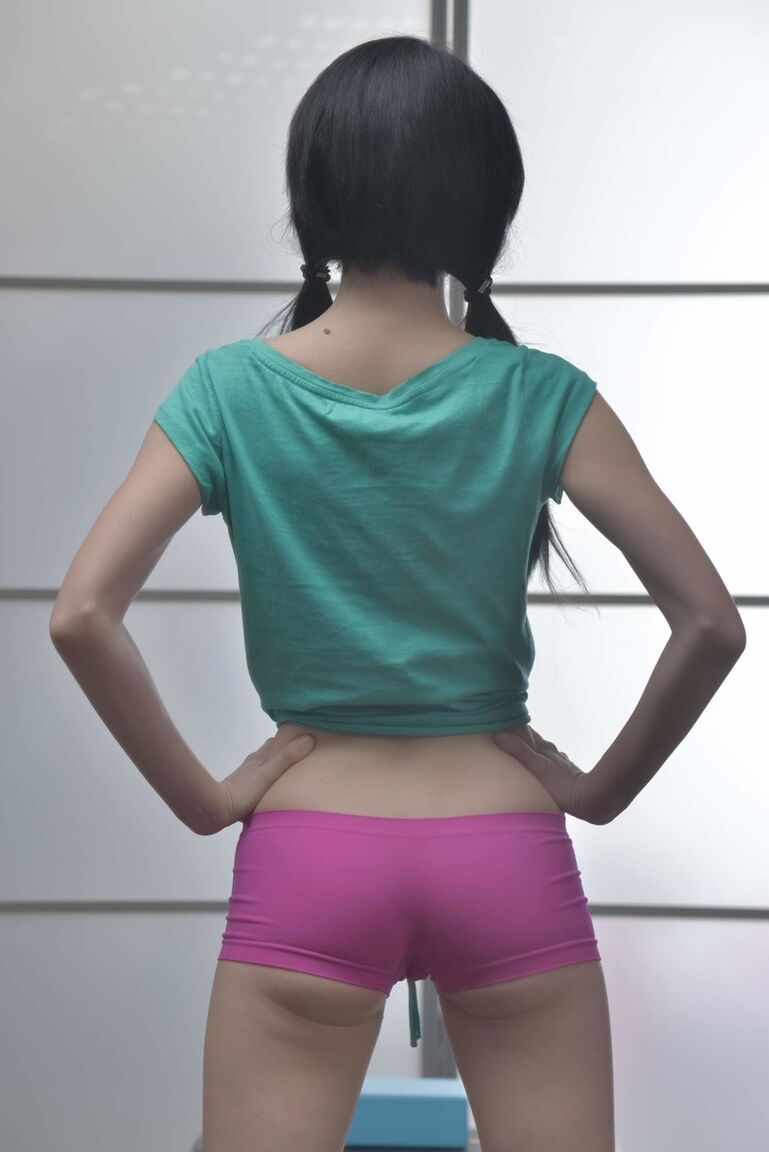 21P La joven de pecho plano Dinara C disfruta del sexo duro con su preparador físico
