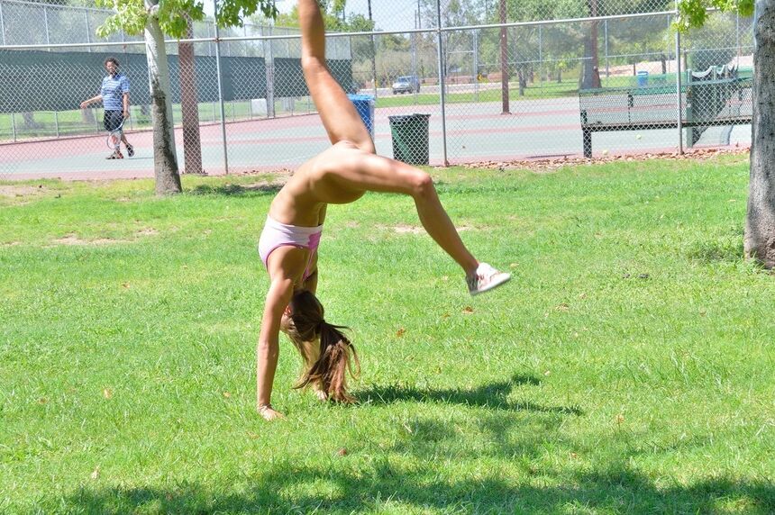 15P Fit blonde jogger in short shorts revealing wide open twat in public park