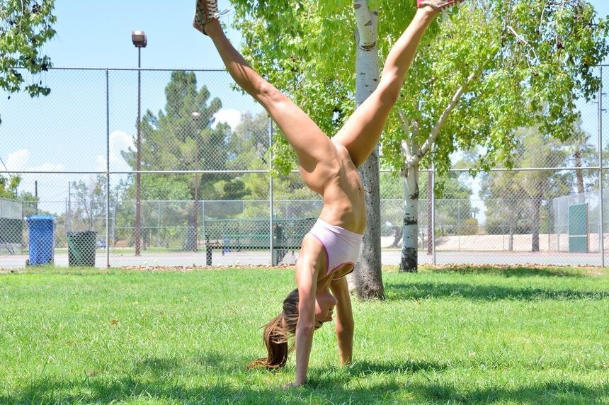 15P Fit blonde jogger in short shorts revealing wide open twat in public park