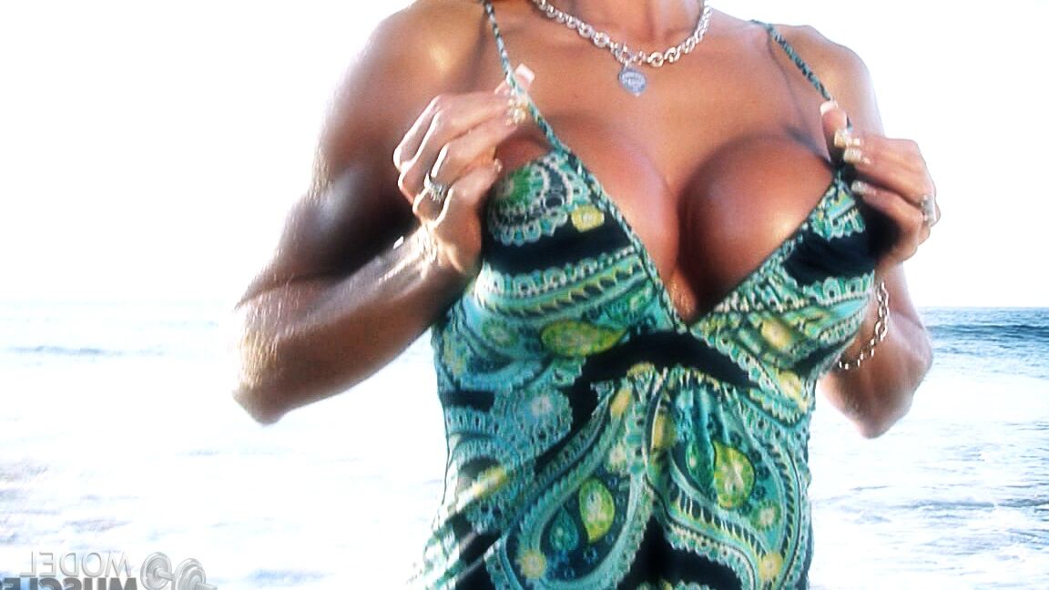 21P La bodybuilder sexy Anna Cervantes montre ses muscles et son décolleté dans une robe chaude