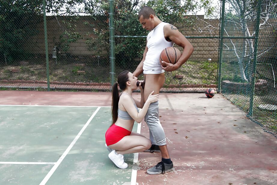 16P La joven alumna latina Alexis Rodriguez le hace una mamada a una larga polla negra al aire libre
