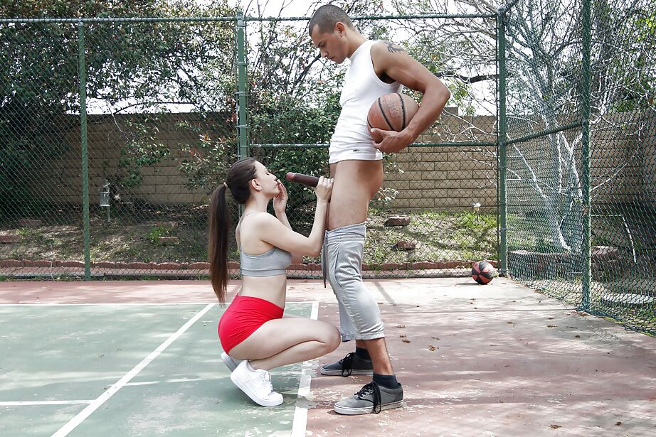 16P La joven alumna latina Alexis Rodriguez le hace una mamada a una larga polla negra al aire libre