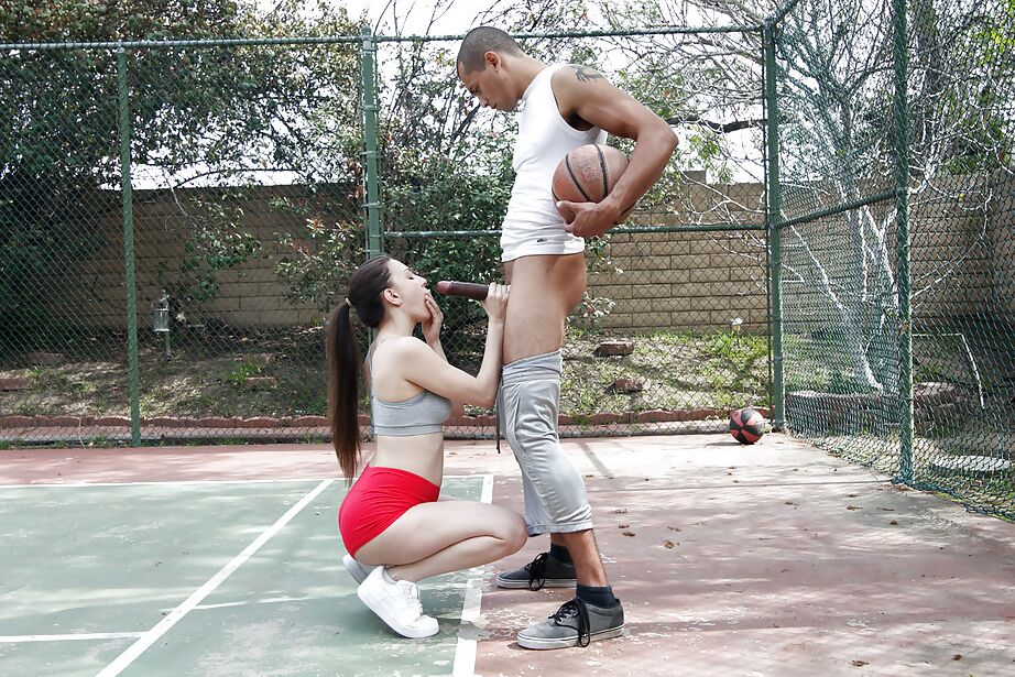 16P La joven alumna latina Alexis Rodriguez le hace una mamada a una larga polla negra al aire libre