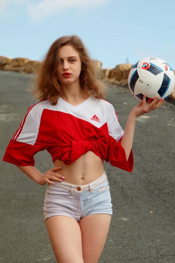 16P La joven deportista Clarice se desnuda en un mirador antes de darse un baño desnuda