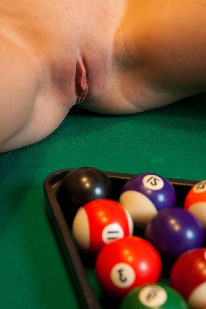 16P La grande adolescente Emilia D présente sa chatte rasée au sommet d'une table de billard.