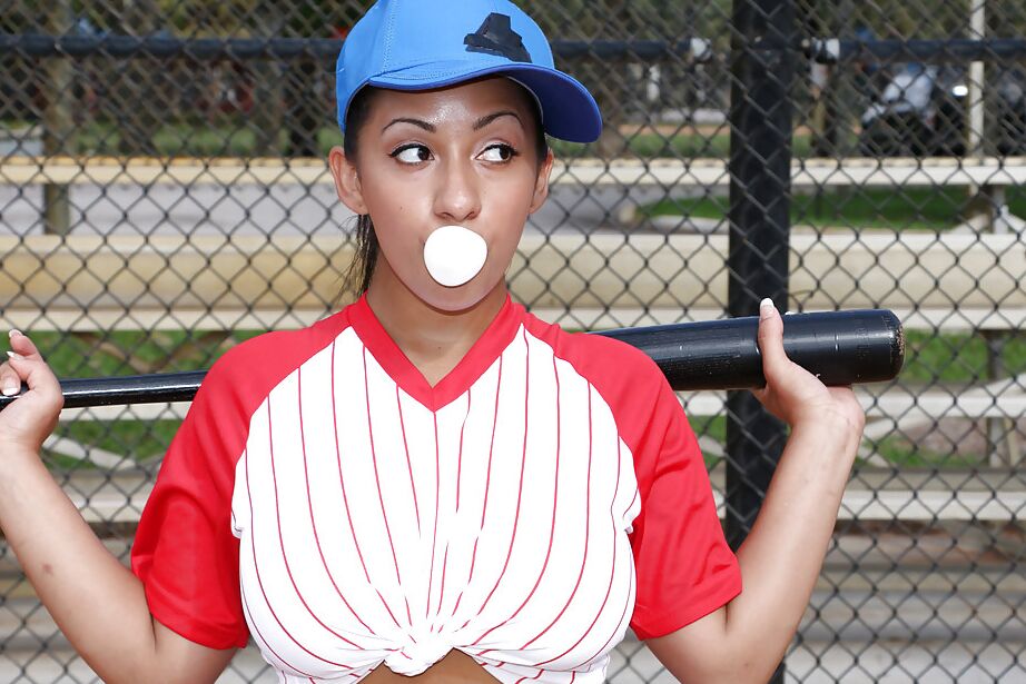 13P Die vollbusige Latina Priya Price zeigt ihren mit Tangas geschmückten Arsch in Sportuniform