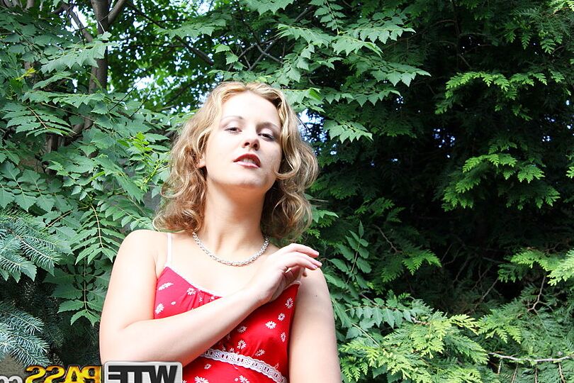 16P Женщина-эксгибиционистка занялась жёстким сексом в общественном месте